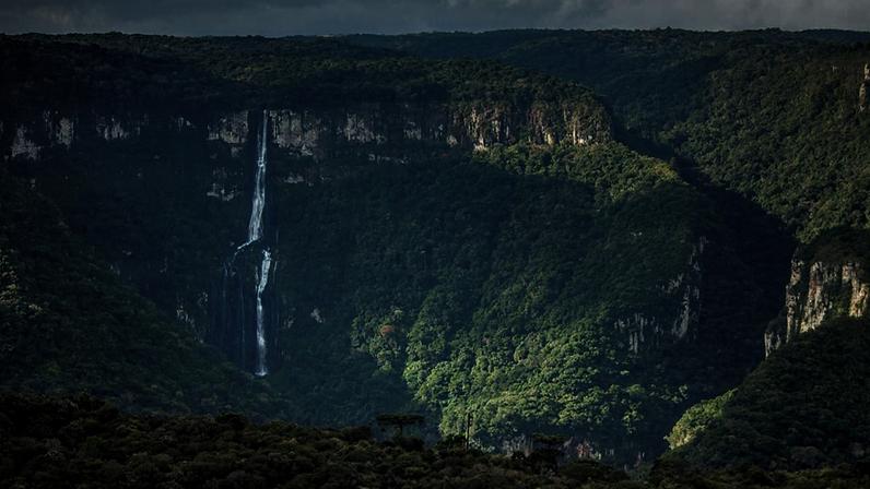 Paisagem natural em Maquiné RS, com montanhas e cachoeira, no Vale do Rio Maquiné