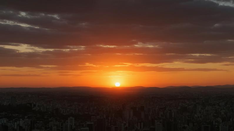 Skyline de Belo Horizonte ao pôr do sol