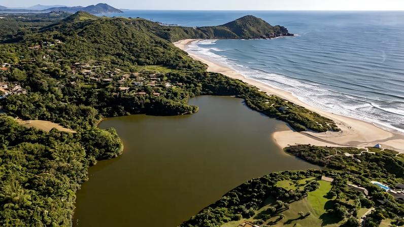 Vista aérea do Porto de Imbituba e do litoral sul catarinense