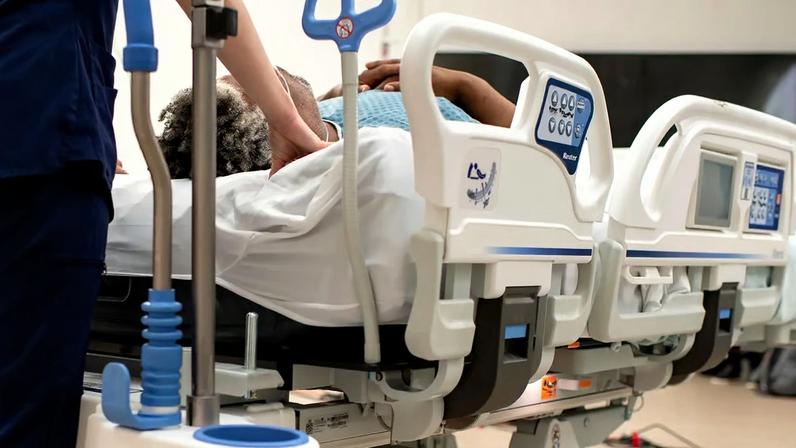 Equipe em UTI adulta, com monitores e ventiladores