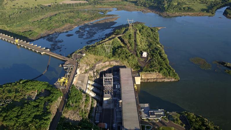 Vista aérea da Usina Salto Caxias no Rio Iguaçu, com áreas rurais ao redor, representando o Sudoeste do Paraná