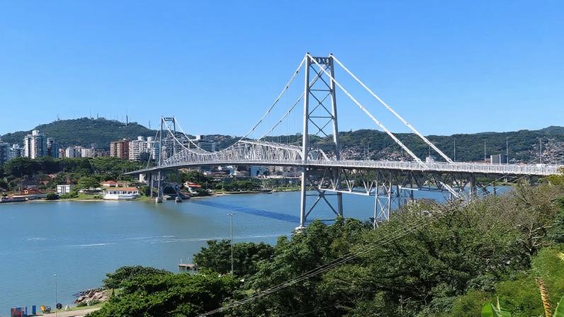 Ponte Hercílio Luz e baía Norte, em Florianópolis SC.