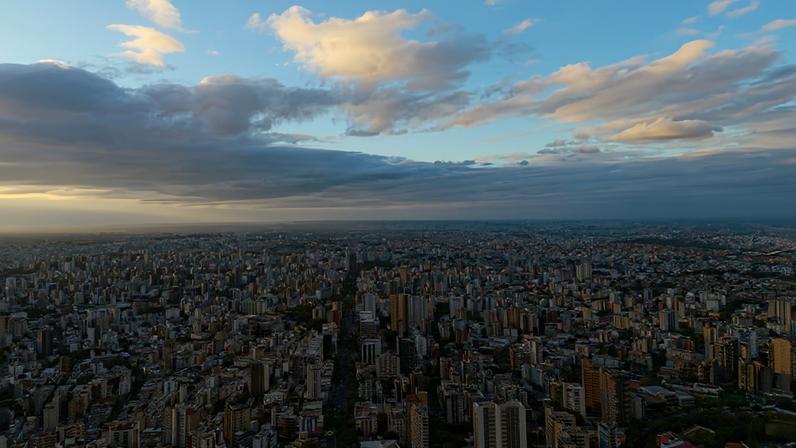 Panorama de Belo Horizonte MG ao pôr do sol, com serras ao fundo