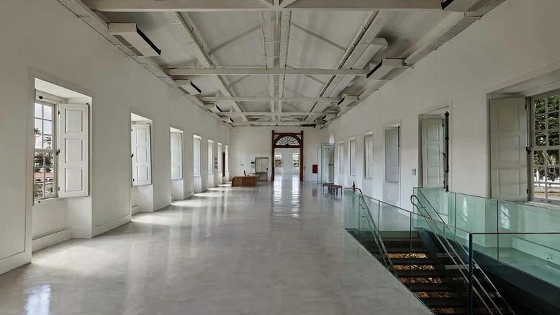 Ambiente acadêmico de um Instituto Federal, corredor amplo e iluminado