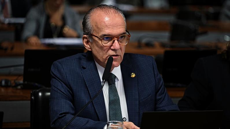 Em pronunciamento, à bancada, senador Fernando Dueire (PSD-PE).