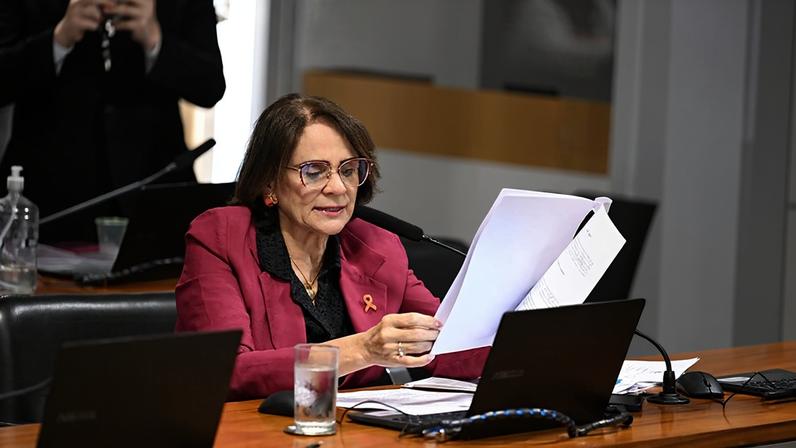 Em pronunciamento, à bancada, relatora do PL 1.986/2024, senadora Damares Alves (Republicanos-DF).