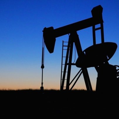 Petróleo fecha em leve alta diante de impasse no Oriente Médio