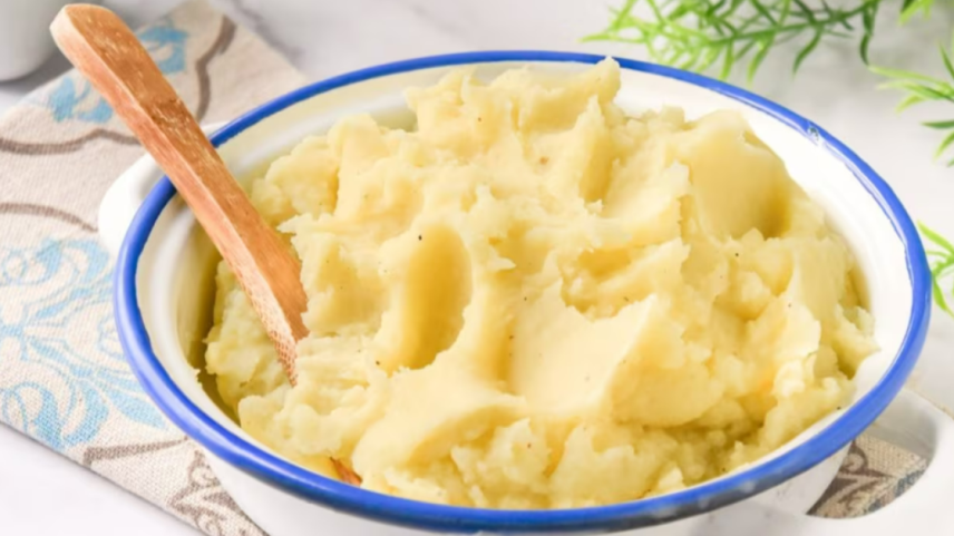 Técnica com alho confitado adiciona textura amanteigada que se integra perfeitamente às batatas