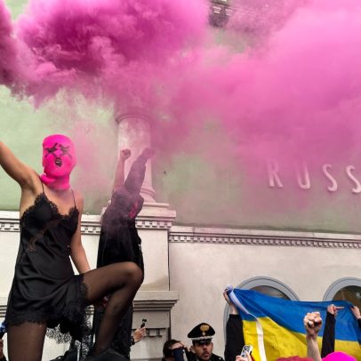 Pussy Riot e FEMEN promovem protesto punk em Veneza durante Bienal