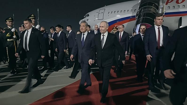 Vladimir Putin desembarca em Pequim, na China, para reunião com Xi Jinping