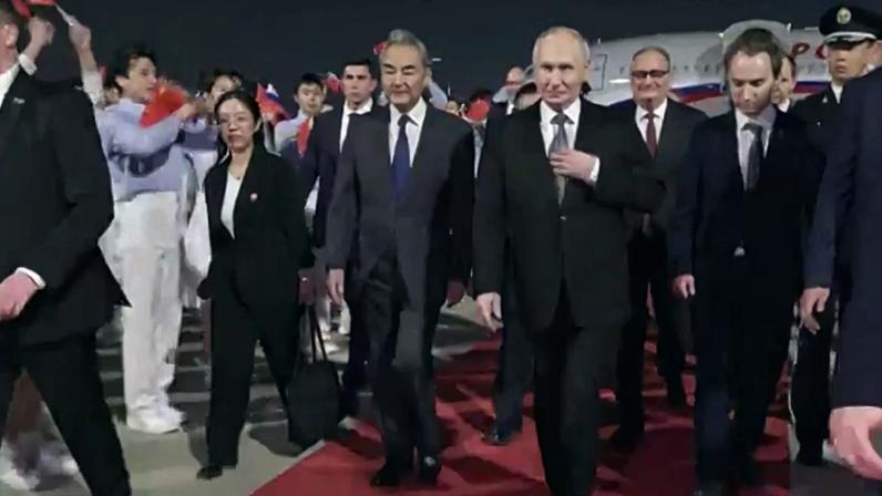 imagem colorida da chegada do putin à china