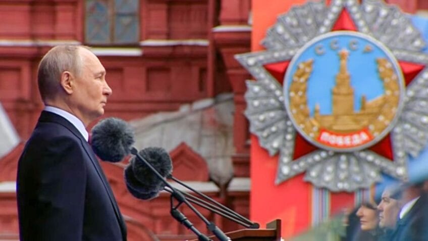 Kremlin anunciou um cessar-fogo temporário com a Ucrânia por causa do Dia da Vitória; na imagem, o presidente da Rússia, Vladimir Putin (Rússia Unida), na Praça Vermelha, durante a cerimônia que marca o 81º aniversário da derrota da Alemanha nazista na 2ª Guerra Mundial