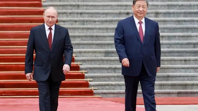 O presidente da Rússia, Vladimir Putin, acompanhado do presidente chinês, Xi Jinping, durante recepção em Pequim