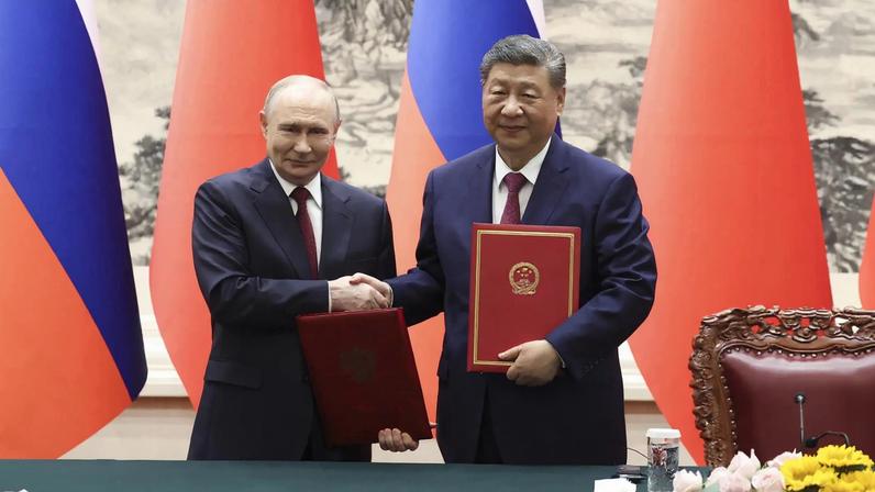 Os ditadores Vladimir Putin e Xi Jinping, em encontro em Pequim nesta quarta-feira (20) (Foto: Maxim Shemetov/EFE/EPA)