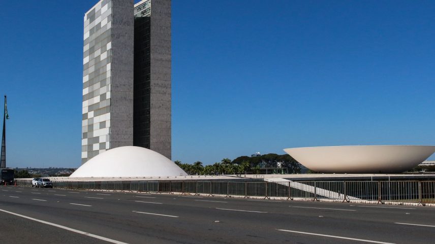 Cenas da Cidade de Brasília, ao fundo o prédio do Congresso Nacional
