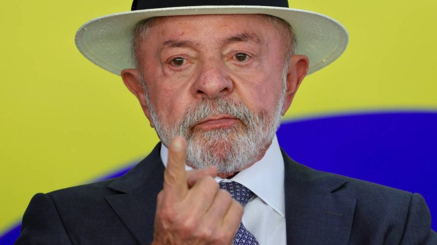 Brasília, DF 04/05/2026- O presidente Luiz Inácio Lula da Silva, acompanhado dos ministros do Empreendedorismo, da Microempresa e da Empresa de Pequeno Porte, Paulo Henrique Rodrigues , da Casa Civil, Miriam Belchior, da Fazenda, Dário Durigan e do Planejamento, Bruno Moretti , assina Medida Provisória referente ao Novo Desenrola Brasil. Foto: Fabio Rodrigues-Pozzebom/ Agência Brasil