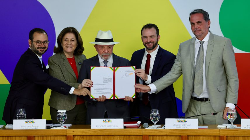 O presidente Lula, acompanhado dos ministros Paulo Henrique Rodrigues, Miriam Belchior, Dário Durigan e Bruno Moretti, assina Medida Provisória que cria o Novo Desenrola Brasil. — Foto: Fabio Rodrigues-Pozzebom/ Agência Brasil