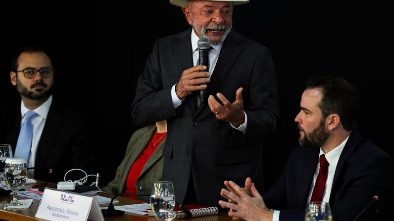 O presidente Luiz Inácio Lula da Silva, acompanhado dos ministros do Empreendedorismo, da Microempresa e da Empresa de Pequeno Porte, Paulo Henrique Rodrigues , da Casa Civil, Miriam Belchior, da Fazenda, Dário Durigan e do Planejamento, Bruno Moretti , assina Medida Provisória referente ao Novo Desenrola Brasil. Foto: Fabio Rodrigues-Pozzebom/ Agência Brasil