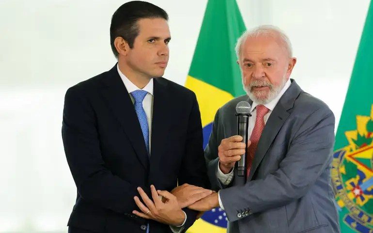 Presidente da Câmara, Hugo Motta, e o presidente Lula (Fabio Rodrigues/Pozzebom/Agência Brasil)