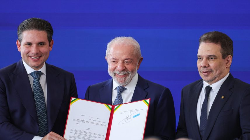Brasília (DF), 12/05/2026 - O presidente da Câmara dos deputados, Hugo Motta (e), presidente da República, Luiz Inácio Lula da Silva (c) e o ministro da Justiça e Segurança Pública, Wellington César Lima e Silva (d), participam da cerimônia de lançamento do Programa Brasil Contra o Crime Organizado e de anúncio de medidas voltadas à segurança pública.