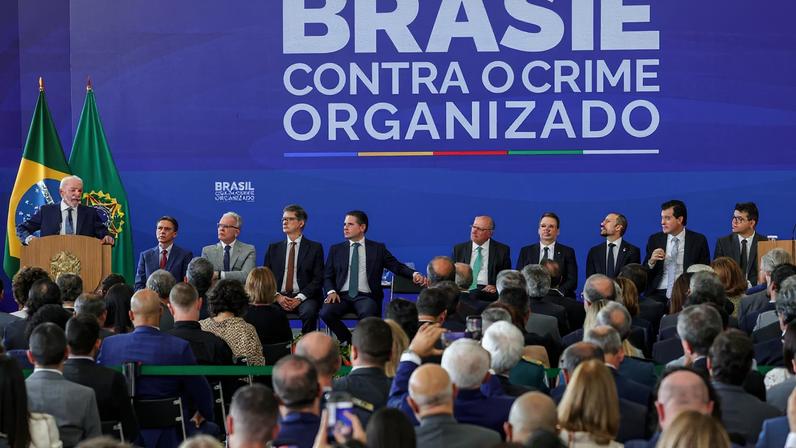 Brasília (DF), 12/05/2026 - O presidente da República, Luiz Inácio Lula da Silva (e), discursa durante cerimônia de lançamento do Programa Brasil Contra o Crime Organizado e de anúncio de medidas voltadas à segurança pública. Foto: Marcelo Camargo/Agência Brasil