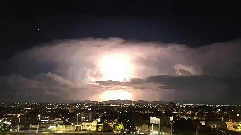 Imagens mostram a formação e a intensidade da tempestade sobre a faixa litorânea vista de Curitiba, no Paraná