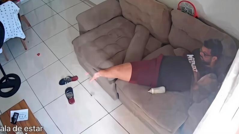 Pai faz malabarismo pra impedir queda de bebê — Foto: Reprodução/Instagram