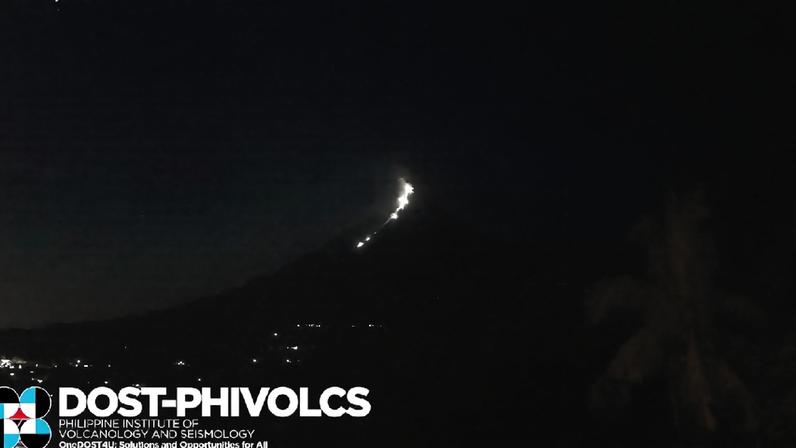 Um raro meteoro em forma de bola de fogo explodiu acima do Monte Mayon, na região central das Filipinas, enquanto o vulcão em erupção expelindo um rio de lava incandescente na noite de segunda-feira (25 de maio)