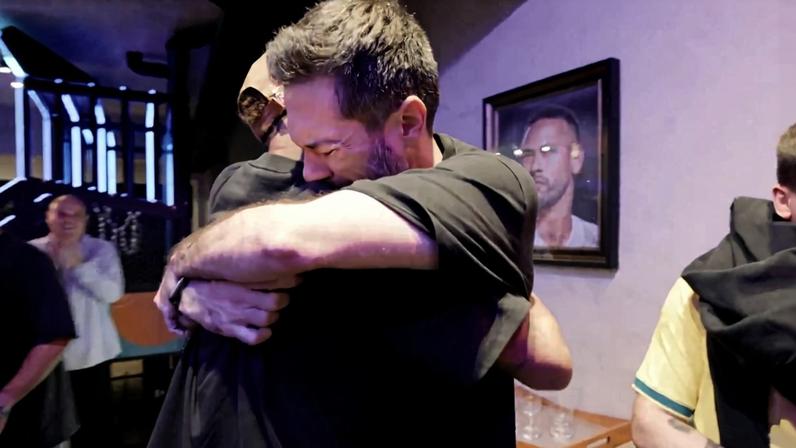 Neymar abraça o fisioterapeuta Rafael Martini — Foto: Reprodução