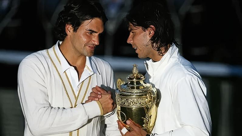 Roger Federer parabeniza Rafael Nadal após o espanhol conquistar o torneio de Wimbledon em 2008