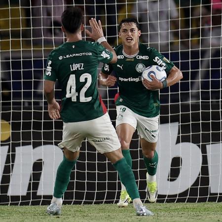 Ramon Sosa comemora com Flaco Lopez o gol do Palmeiras contra o Junior Barranquilla
