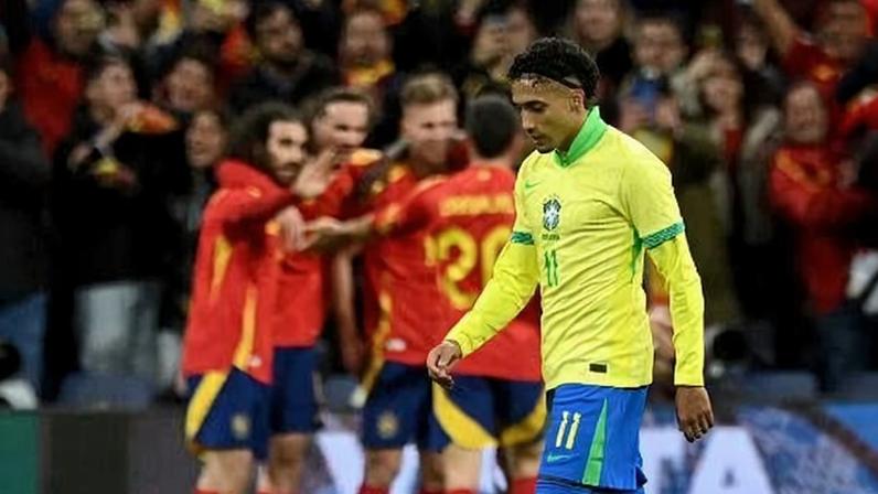 Raphinha lamenta gol sofrido pelo Brasil contra a Espanha em amistoso
