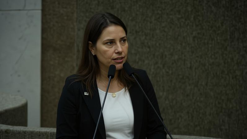 Governadora Raquel Lyra durante discurso na Alepe