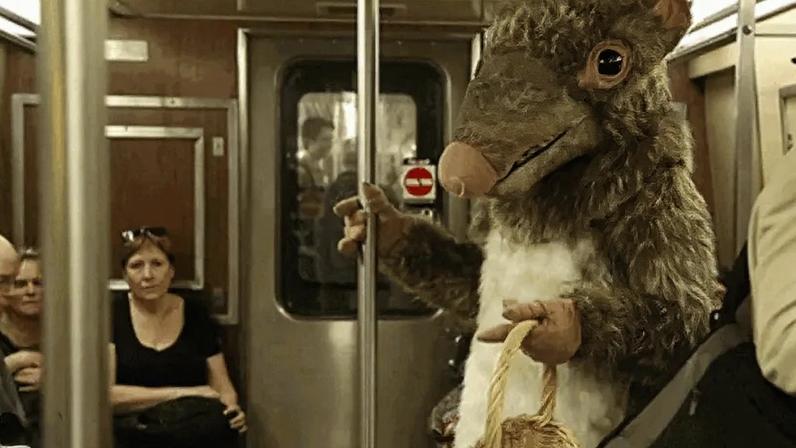 Na imagem, um rato gigante dentro de um metrô; a cena exagerada ilustra o medo coletivo e a associação do animal com a doença