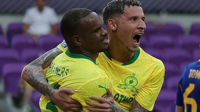 Arthur Sales (dir) e Rayners (esq) comemoram gol do Mamelodi Sundowns durante jogo do Super Mundial de 2025