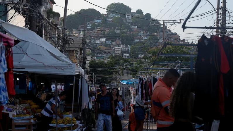 Feira na rua José Rucas, onde foram depositados os corpos dos mortos durante a Operação Contenção no Complexo da Penha, zona norte da cidade. Foto: Tânia Rêgo/Agência Brasil