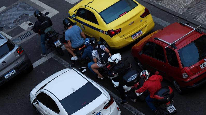 Rio de Janeiro (RJ), 30/07/2025 - Motociclistas de aplicativos transitam pelas ruas do centro do Rio. Foto: Tânia Rêgo/Agência Brasil