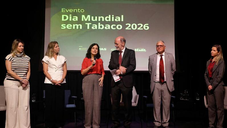 Nísia Trindade, ex-ministra da Saúde, fala durante evento promovido pelo Instituto Nacional de Câncer (INCA) no Dia Mundial sem Tabaco para alertar sobre as tentativas da indústria do tabaco de retardar a aplicação da Resolução da Agência Nacional de Vigilância Sanitária (Anvisa) de 2012 (RDC 14/2012), que proíbe o uso de aditivos de sabor e aroma em produtos de tabaco, no Teatro Assist, no centro da cidade.