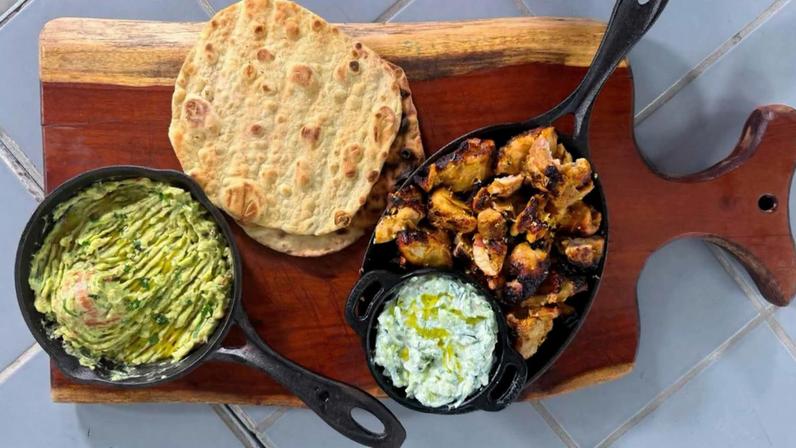 Sobrecoxa com iogurte na churrasqueira, molho tzatziki e guacamole do Thiago Oliveira — Foto: Globo/Igor Tripoli