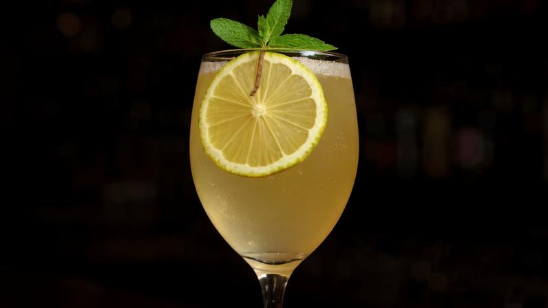 Receita do drinque sem álcool Hugo Spritz leva xarope de flor de sabugueiro, suco de limão, água com gás, gelo e hortelã — Foto: Fausto Saez/Divulgação