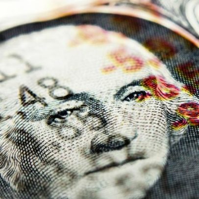 Dólar abre estável a R$ 4,91, com petróleo em baixa próximo a US$ 100
