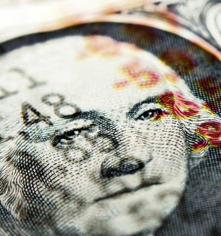 Dólar acumula baixa ante o real de 10,6% no ano, recuando de R$ 5,49 para R$ 4,91, menor valor desde janeiro de 2024