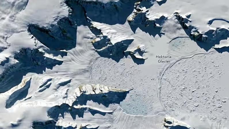 A rápida perda de gelo ancorado na geleira Hektoria é visível nessas imagens adquiridas em outubro de 2022 (esquerda) e março de 2024 (direita) com o OLI (Operational Land Imager) do Landsat 8. A geleira recuou 8 quilômetros entre novembro e dezembro de 2022, após ter perdido uma seção de gelo flutuante de 16 quilômetros de extensão no início daquele ano — Foto: Imagens do Observatório da Terra da NASA por Lauren Dauphin, usando dados do Landsat do Serviço Geológico dos Estados Unidos