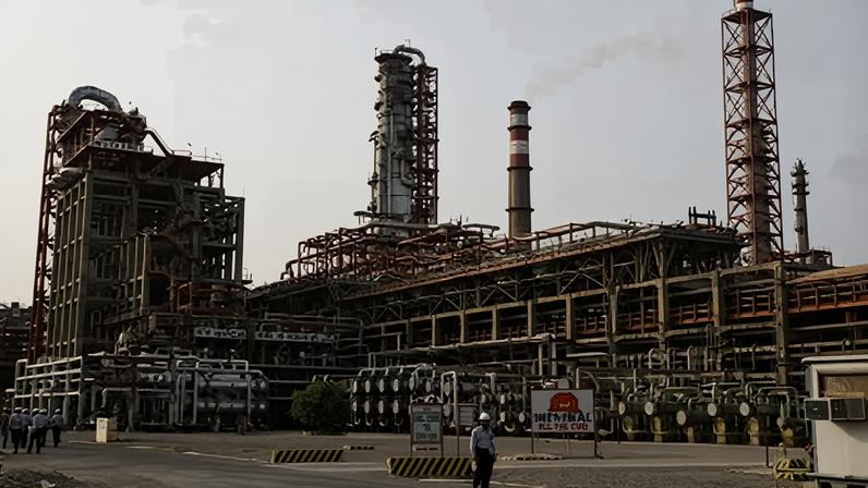 Refinaria de petróleo operada pela Essar Oil Ltd. em Gujarat