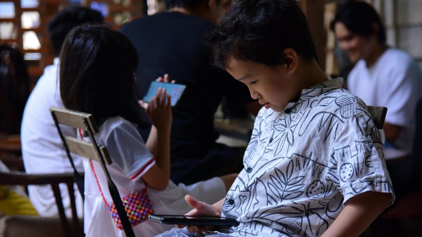 Levantamento aponta, ainda, que 61,2% da população atribui aos pais a responsabilidade por minimizar os prejuízos das redes sociais. (Foto: Sóc Năng Động/Pexels)