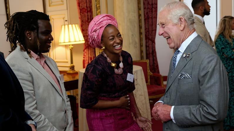 Foto colorida de mulher e dois homens sorrindo - Metrópoles - Foto: Chris Jackson/Getty Images