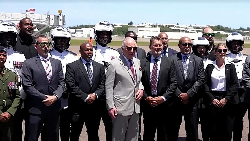 Rei Charles III junto de oficiais em visita às Bermudas