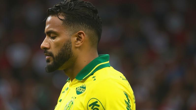Reinaldo, do Mirassol, reclamou de arbitragem em lance contra o Athletico-PR