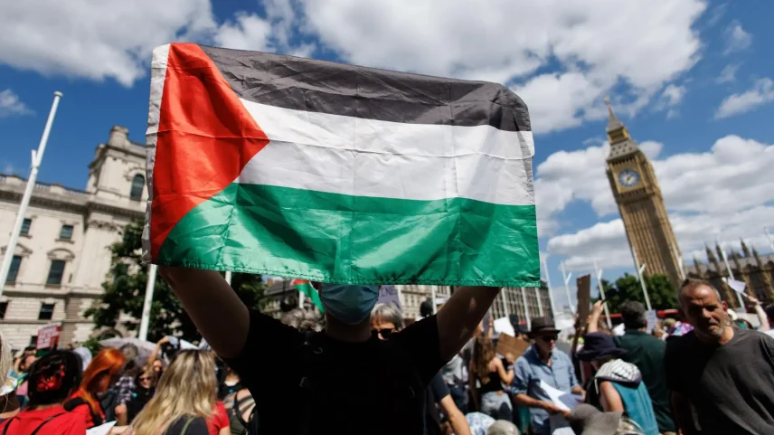 Apoiadores do Palestine Action durante protesto em Londres no ano passado. (Foto: TOLGA AKMEN/EFE/EPA)