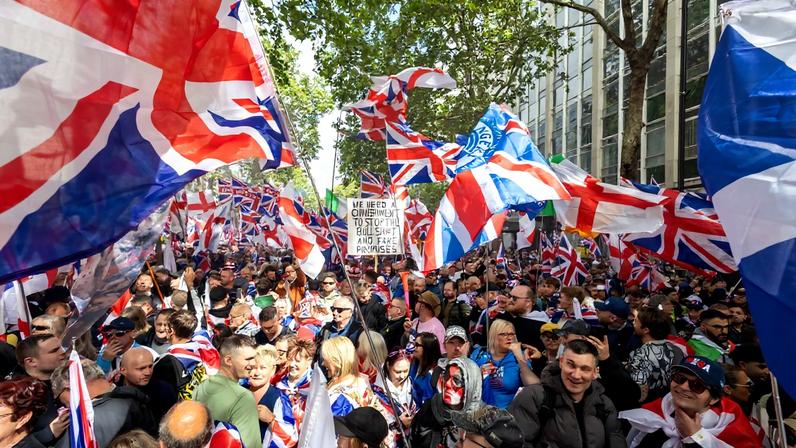 Manifestantes durante ato da direita em Londres neste sábado (16), no Reino Unido. (Foto: TAYFUN SALCI/EFE/EPA)